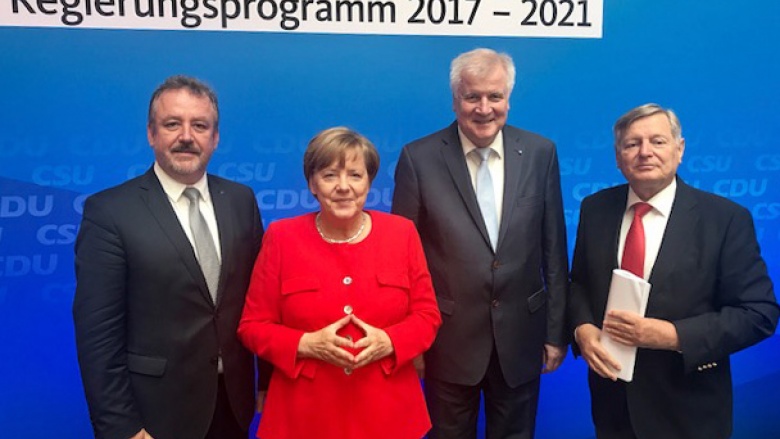 (v.l.n.r.) Der Präsident des Bundes der Vertriebenen Dr. Bernd Fabritius, Bundeskanzlerin Dr. Angela Merkel, Ministerpräsident Horst Seehofer und Helmut Sauer