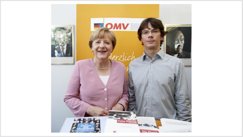 Dr. Angela Merkel mit Marc-Pawel Halatsch am OMV-Stand
