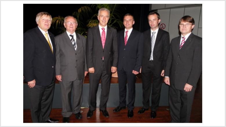 Unser Bild zeigt (v.r.n.l.) Prof. Dr. Michael Pietsch (Mainz), Rafał Bartek, Christoph Warzecha, Stanislaw Tillich MdL, Bruno Kosak (Cosel/Kozle) sowie Helmut Sauer (Salzgitter).